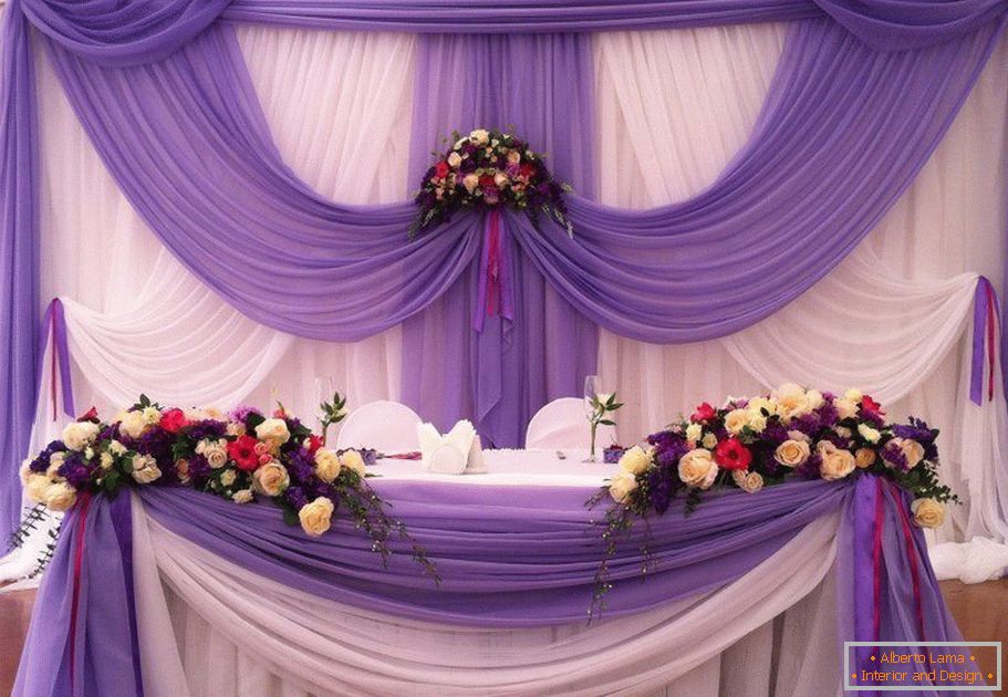 Dekoration einer Hochzeitshalle mit Textilien