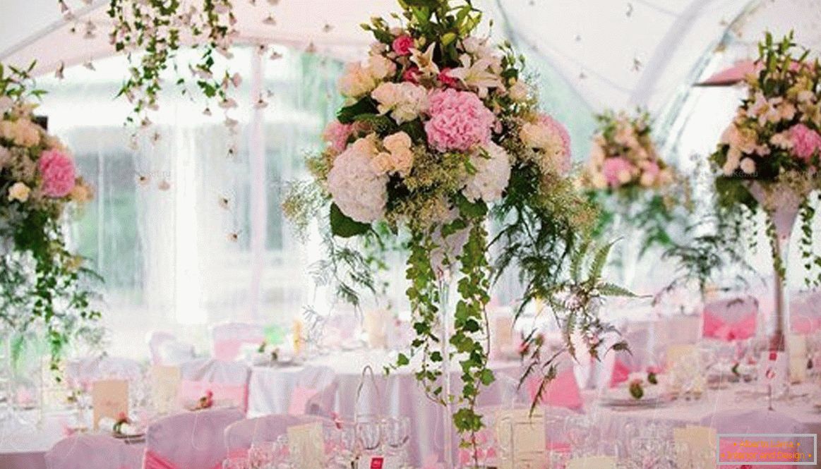 Dekoration der Hochzeitshalle mit frischen Blumen