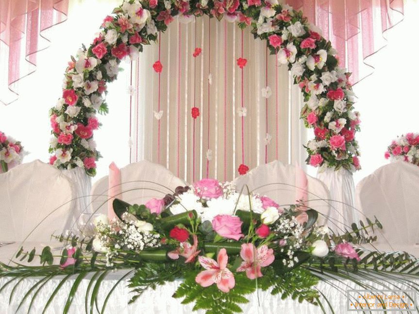 Hochzeitsbogen von Blumen