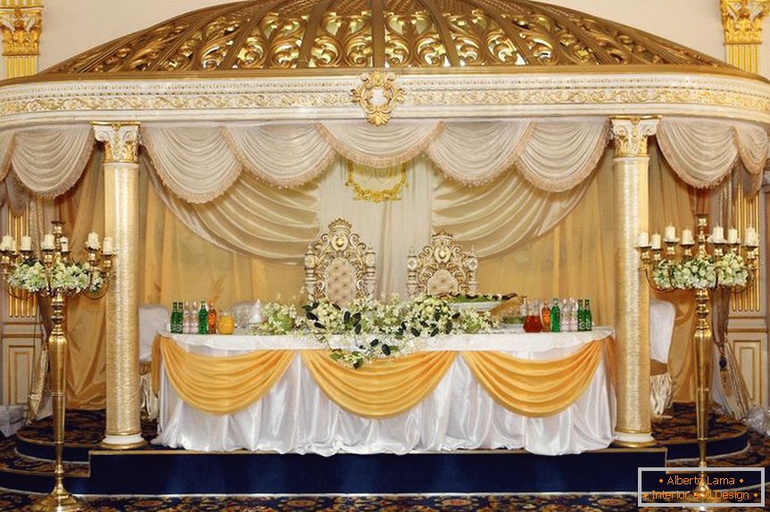 Der Tisch der Braut und des Bräutigams с шикарным оформлением