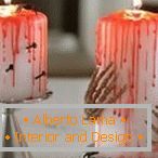 Blutige Kerzen mit Nägeln und Händen
