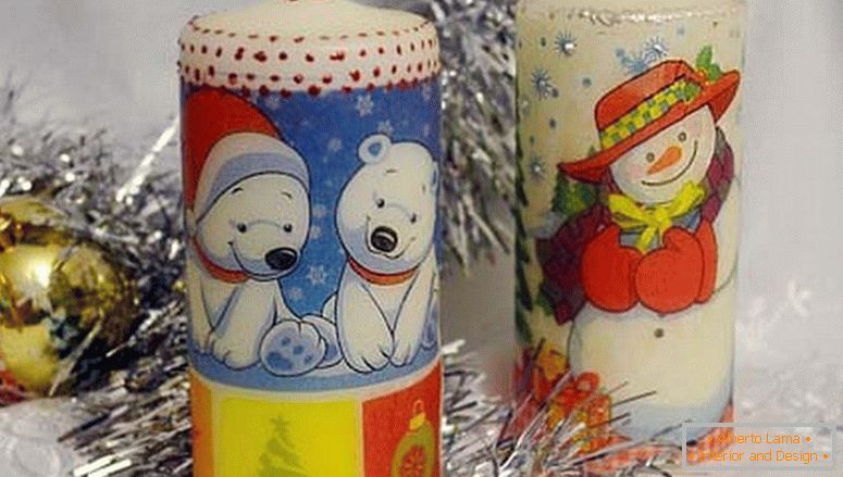 Kerzen mit einem Schneemann und Jungen