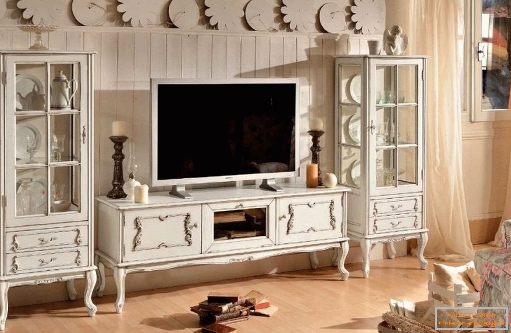 Möbel im Wohnzimmer im provenzalischen Stil