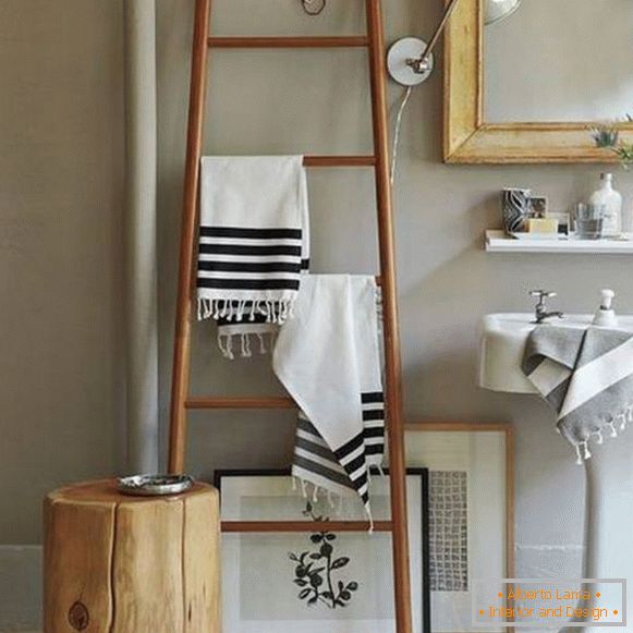 Badezimmerdekoration - Handtuchhalter von der Treppe