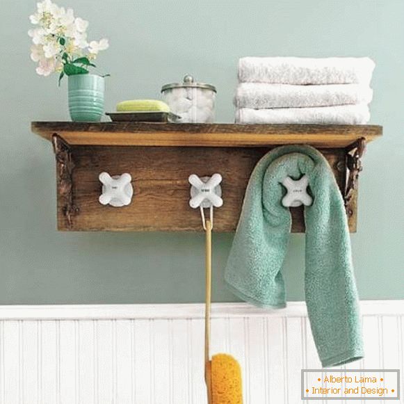 Kreativer Dekor im Badezimmer - Foto eines Handtuchhalters