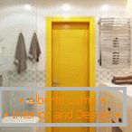 Gelbe Tür in einem hellen Badezimmer