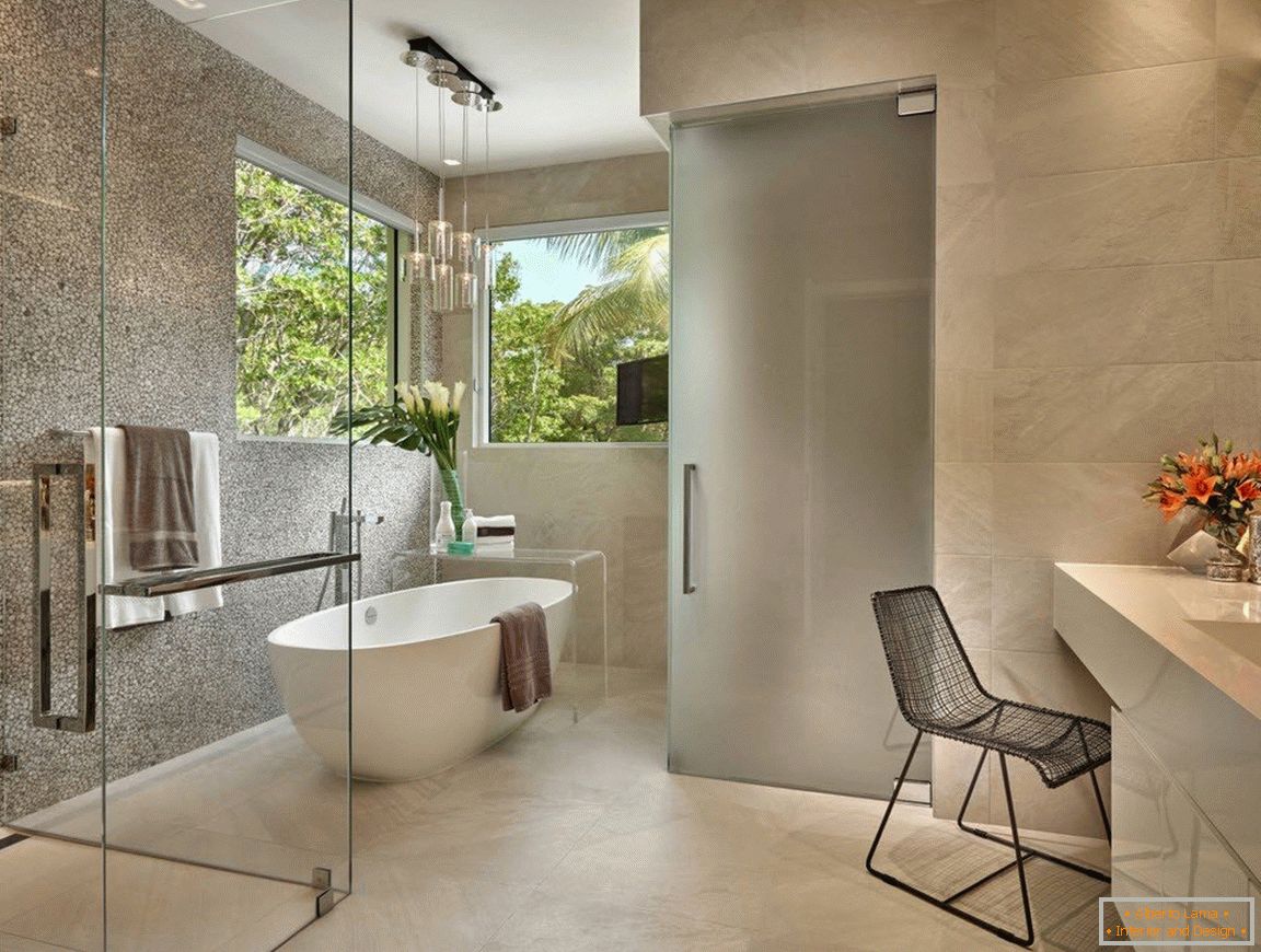 Badezimmer mit modernem Interieur