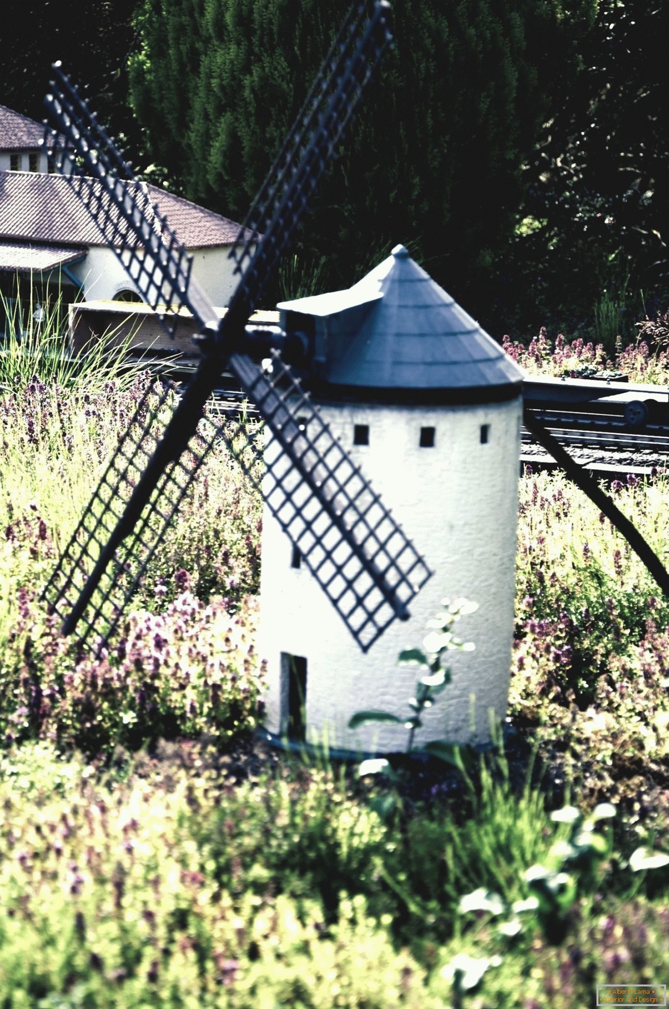 Weiße Mühle mit schwarzen Klingen