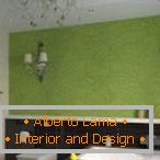 Grüne Wand im Design des Raumes