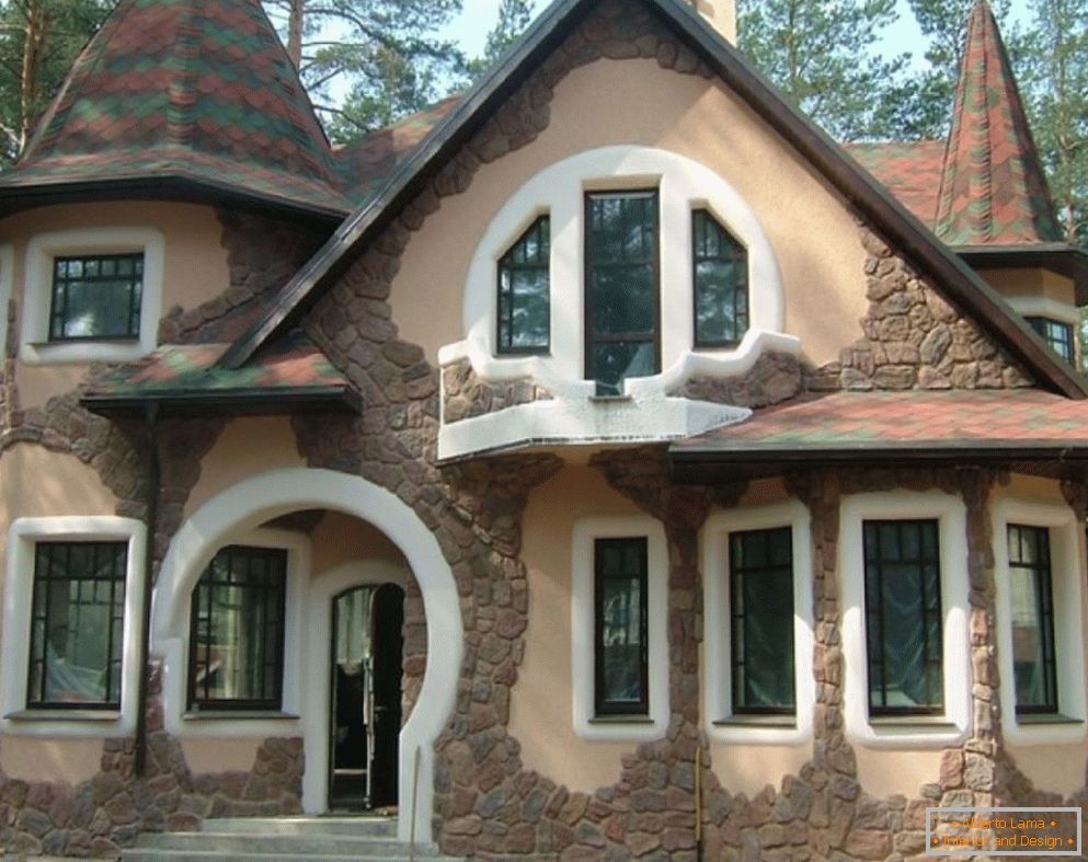 Die Fassade des Hauses mit dekorativem Stein verzieren