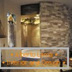 Design eines Zimmers mit einer Trennwand aus dekorativem Stein