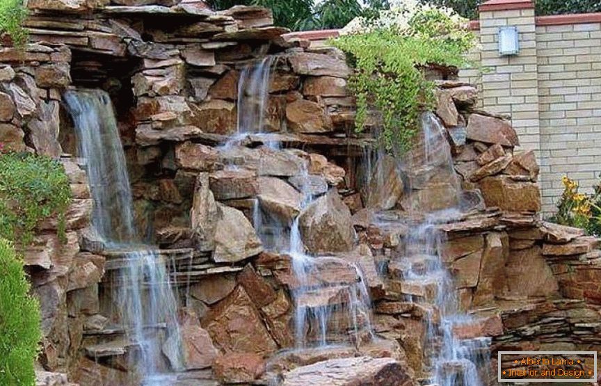 Dekorativer Wasserfall у забора