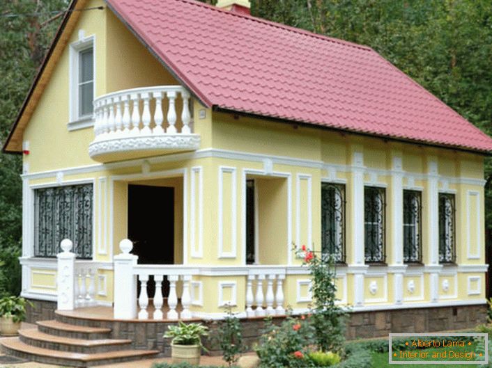 Ein kleines Haus im Wald ist im gleichen Stil eingerichtet. Fassadenstuck fügt sich dem Stil der Vollständigkeit an.