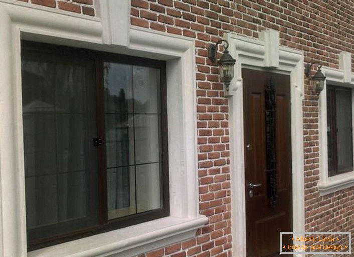 Ziegelmauerwerk ist organisch mit einem Fassadenprofil, Fensterrahmen und Türöffnungen kombiniert.