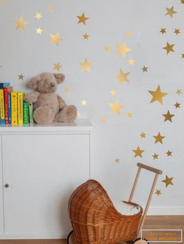 Sternchen mit ihren eigenen Händen im Kinderzimmer
