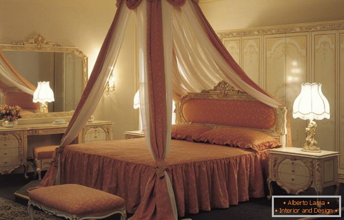 Baldachin über dem Bett gilt als das ungewöhnlichste Element der Schlafzimmerdekoration.