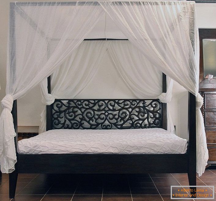 Das Schlafzimmer im Art-Nouveau-Stil besticht durch die richtige Bettgestaltung. Zum Nähen wurde ein leichter Naturstoff verwendet.