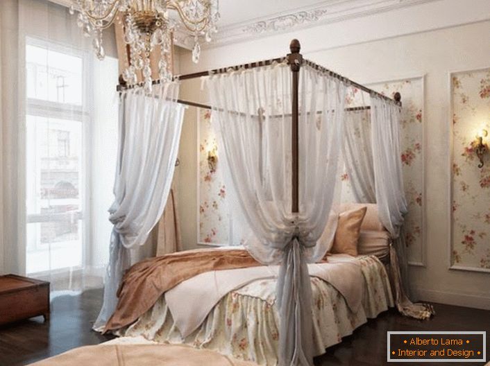 Das Schlafzimmer im Barockstil ist mit einem eleganten Baldachin ausgestattet, der den Rest noch entspannender macht. 