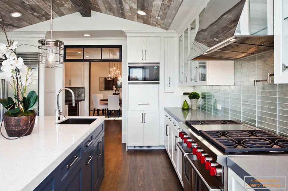 Küche mit einer grauen Holzdecke
