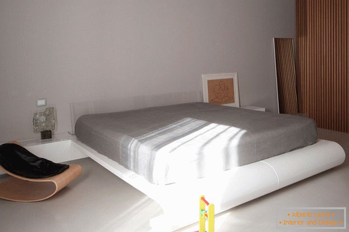 Ein Kinderzimmer im Minimalismus-Stil mit großem Bett ist eine interessante Lösung für eine Familie mit zwei Kindern.