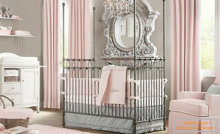 Zimmer im Stil des Minimalismus für das Baby. Im Innenraum finden sich barocke Anklänge, die sich harmonisch in das Gesamtkonzept einfügen.