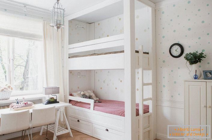 Delikates, gemütliches Design eines Kinderzimmers im Stil des Minimalismus ist interessant Lakonismus, Zurückhaltung Formen. 