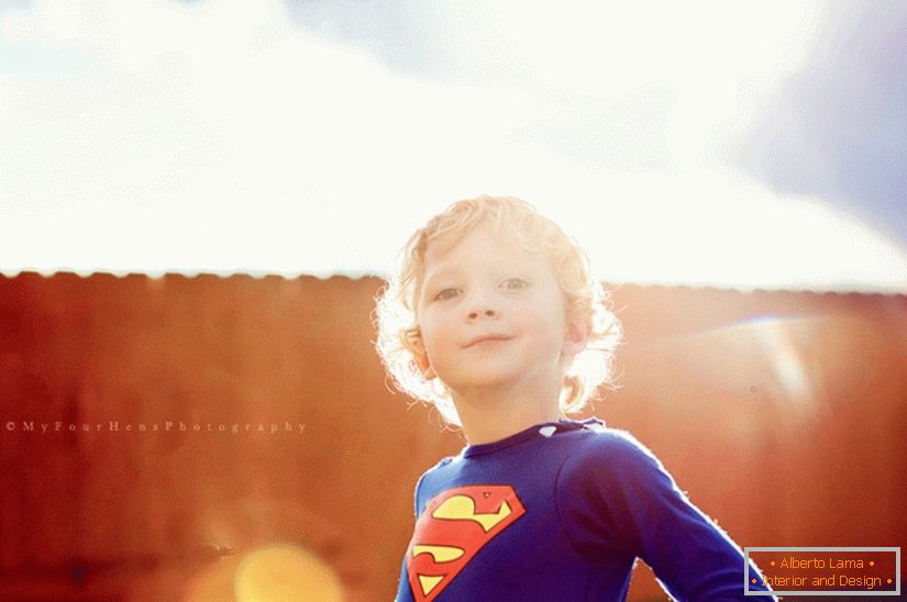 Junge in einem Superman-Kostüm
