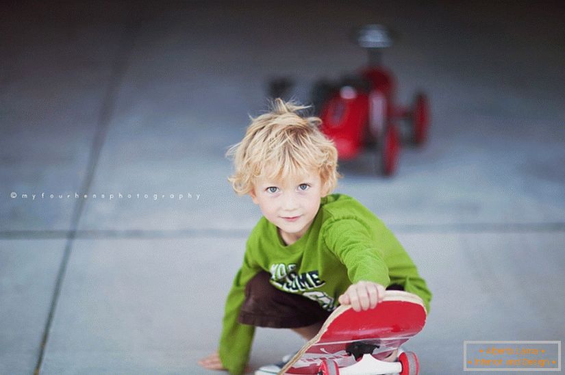 Junge auf einem Skateboard