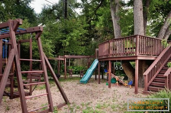 Holz-Kinderspielplatz