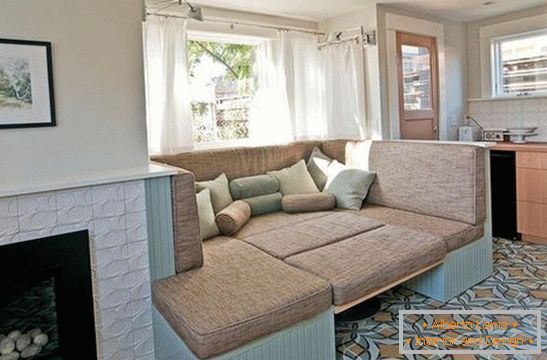 Sofa in der Küche mit Bett in der entfalteten Form