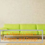 Interieur im minimalistischen Stil mit einem hellgrünen Sofa