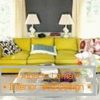 Transparente Tabelle und gelbes Sofa im Innenraum