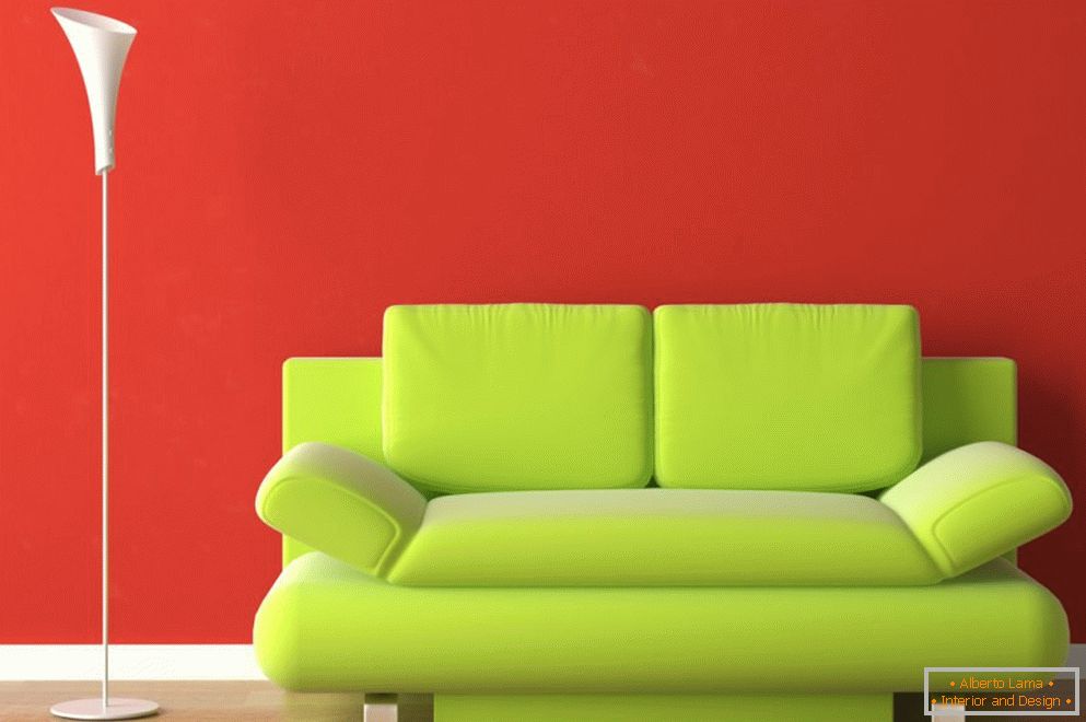 Hellgrünes Sofa in einem roten Innenraum