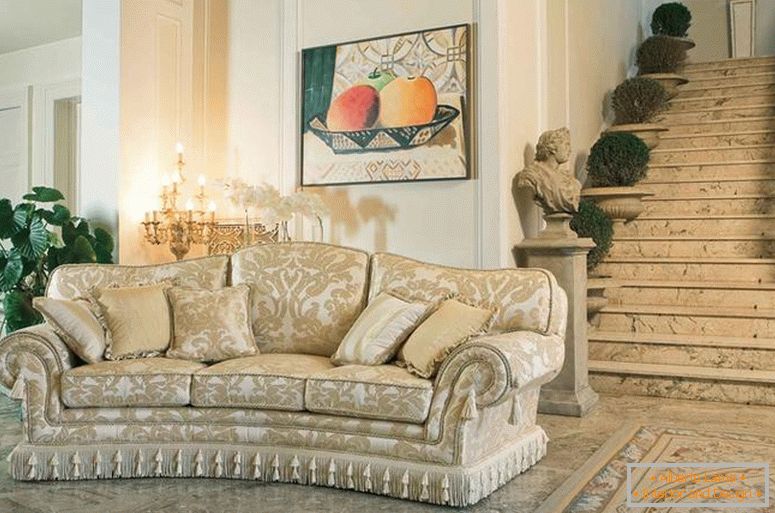 Sofa im klassischen Stil