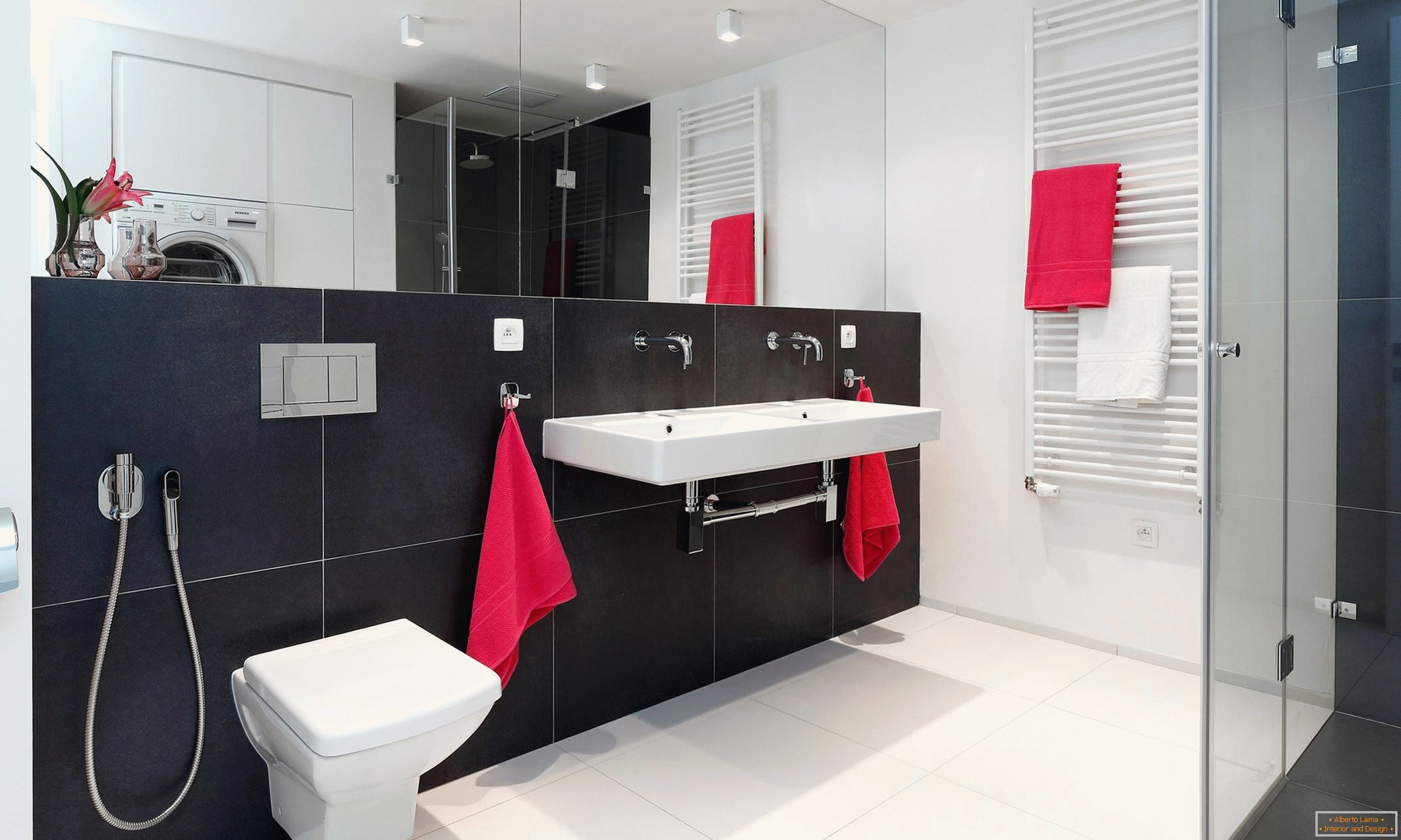 Rot, Weiß und Schwarz im Design des Badezimmers
