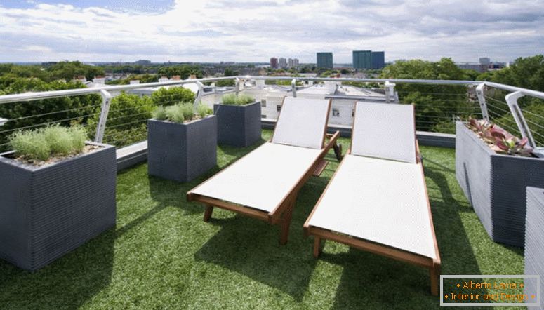 zwei-lounge-stühle-in-dach-top-balkon-mit-grün-gras-boden