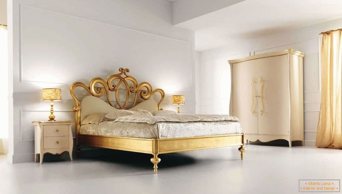 Ein geräumiges weißes Schlafzimmer im klassischen Design