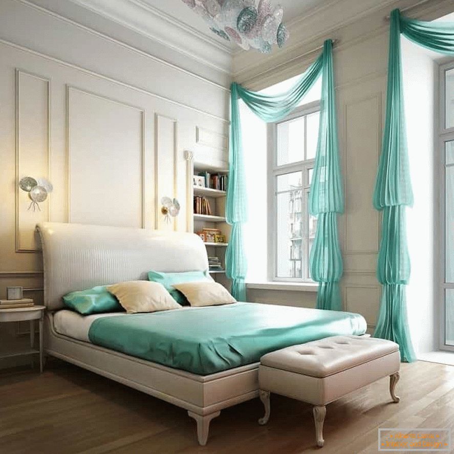 Das weiße Innere eines klassischen Schlafzimmers kann mit farbiger Bettwäsche und Vorhängen verdünnt werden