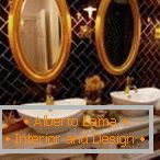 Spiegel im Badezimmer mit Blattgold