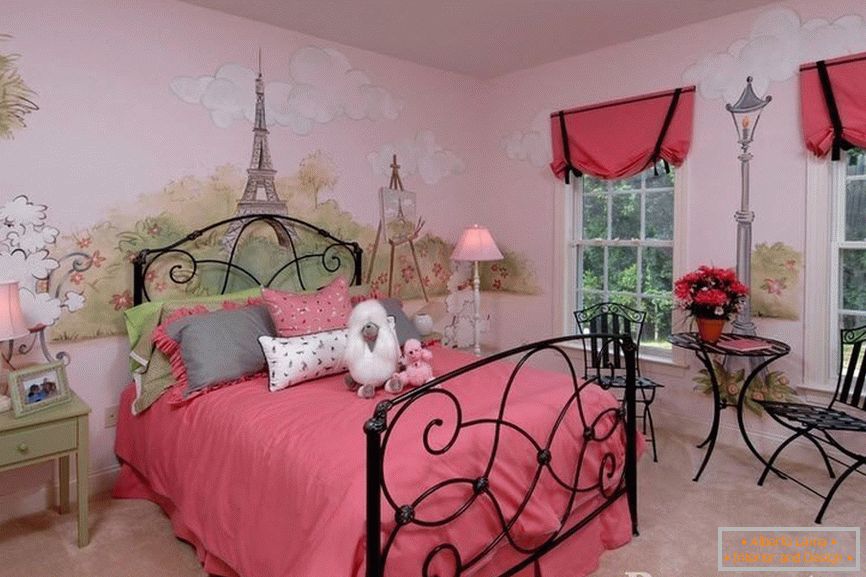 Schlafzimmer für ein Mädchen mit bemalten Wänden
