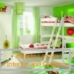 Hellgrüner Innenraum mit weißen Möbeln