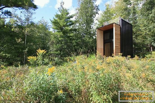 Entwurf eines Hauses aus Containern im Einklang mit der Natur