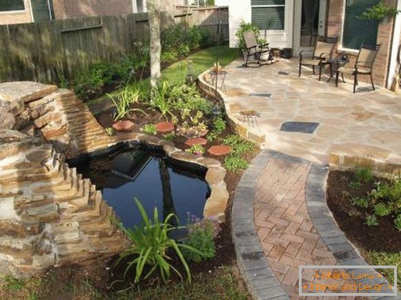 Design des Gartens eines privaten Hauses mit einem Schwimmbecken oder künstlichem Teich