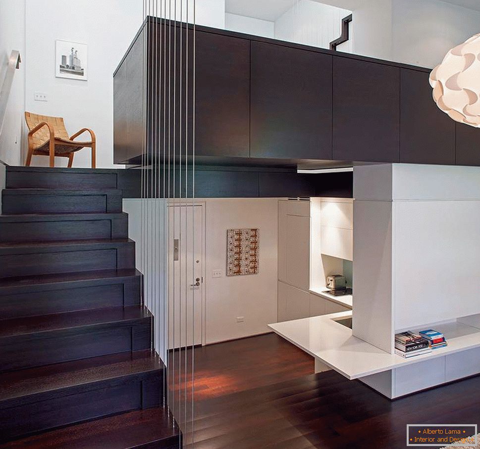 Die Kombination aus dunklem Holz und weißen Fliesen für einen Backstein im Inneren einer zweistöckigen Wohnung