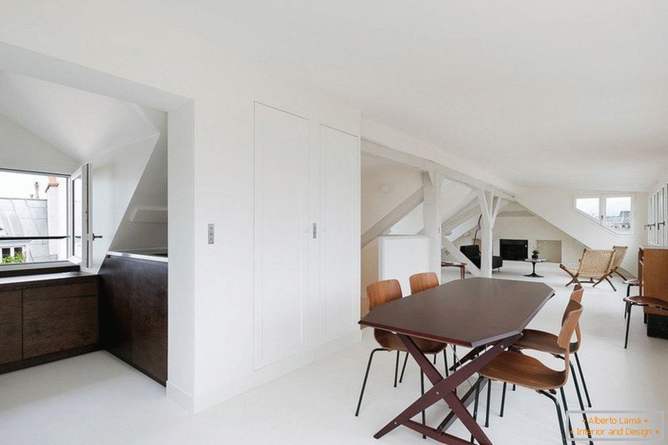 Apartment auf 2 Ebenen im minimalistischen Stil
