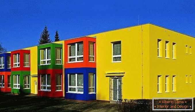 Farblösung der Fassade eines Privathauses фото