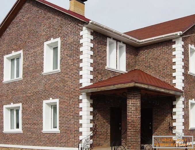 Dekoratives Design der Fassade des Hauses кирпичом