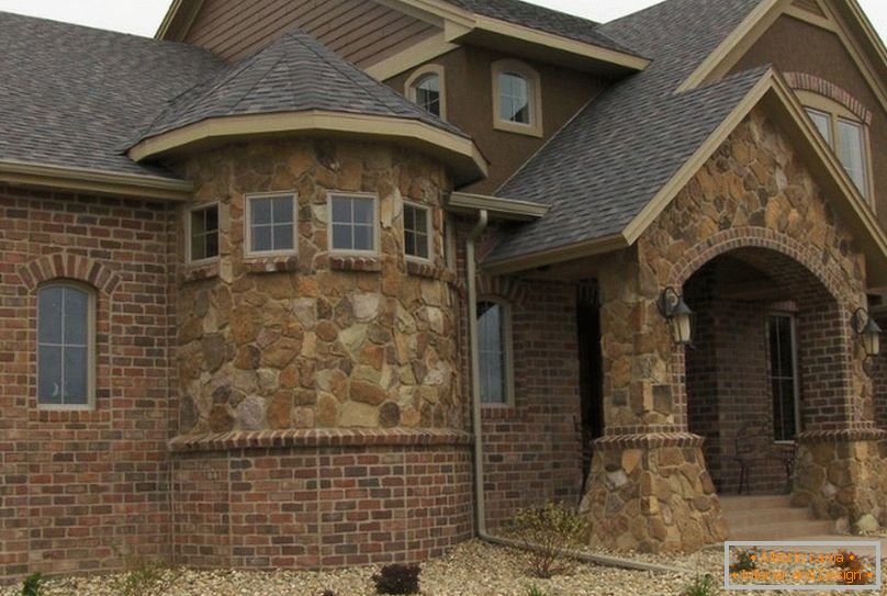 Haus mit einer Fassade aus Naturstein
