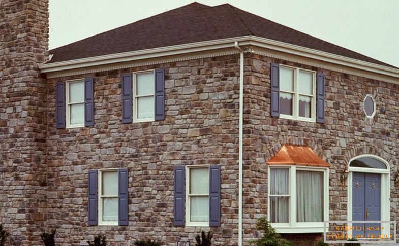 Haus mit einer Fassade aus Fliesen