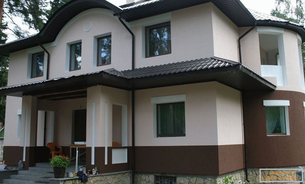 Haus mit einer Fassade aus dekorativen Gips